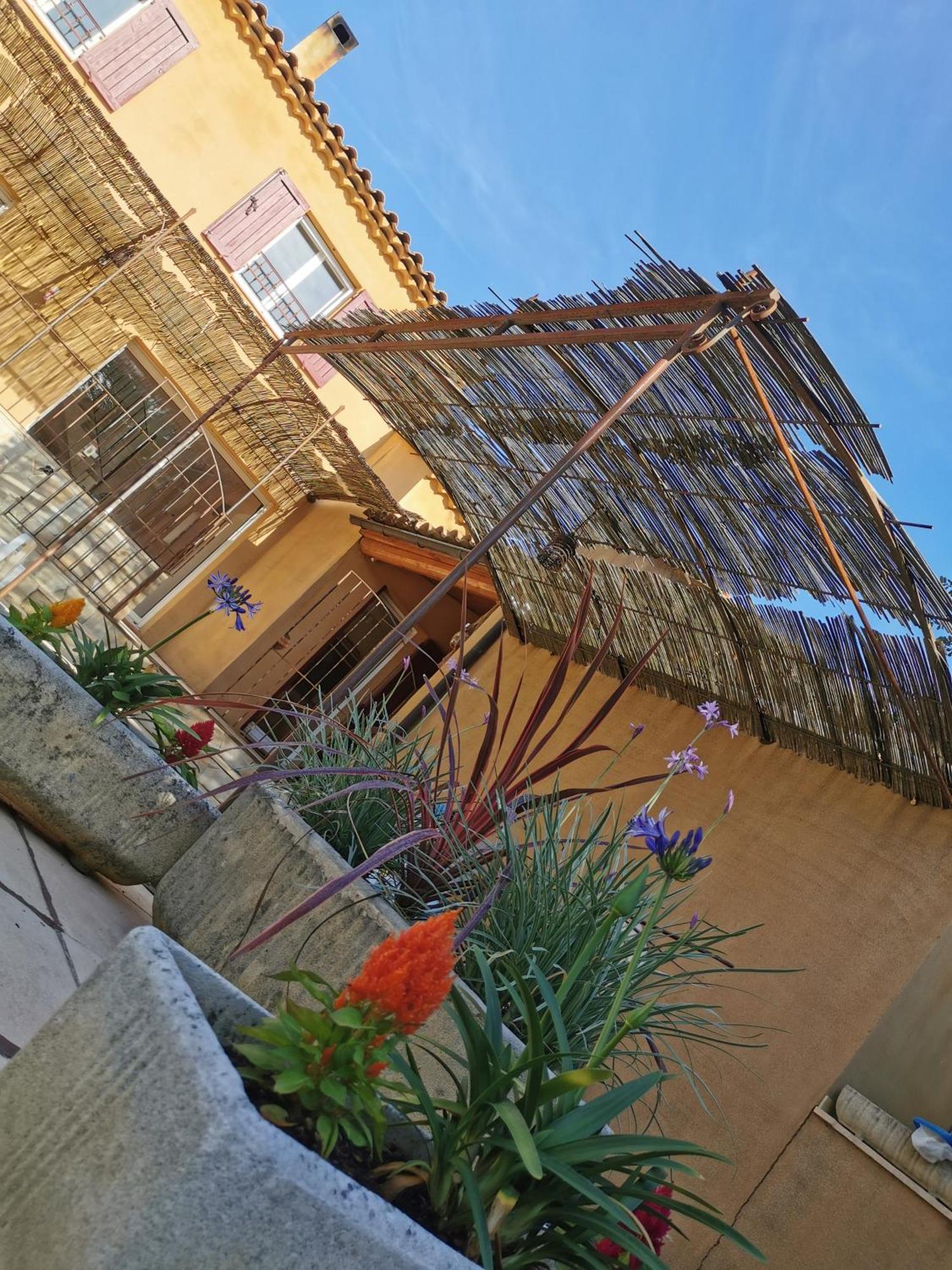 Studio 25M2 Avec Piscine Et Spa, Proche Iter Et Cadarache Valensole Exterior foto
